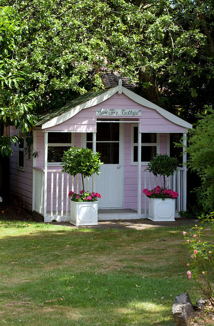 Rosa Gartenhaus im Garten eines Hauses in Epsom, Surrey, Großbritannien