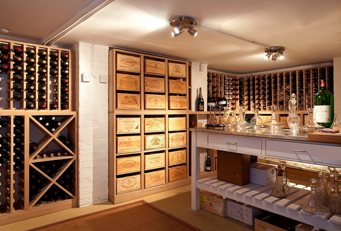 Kisten und Flaschen im Weinkeller eines Hauses in Epsom, Surrey, Großbritannien