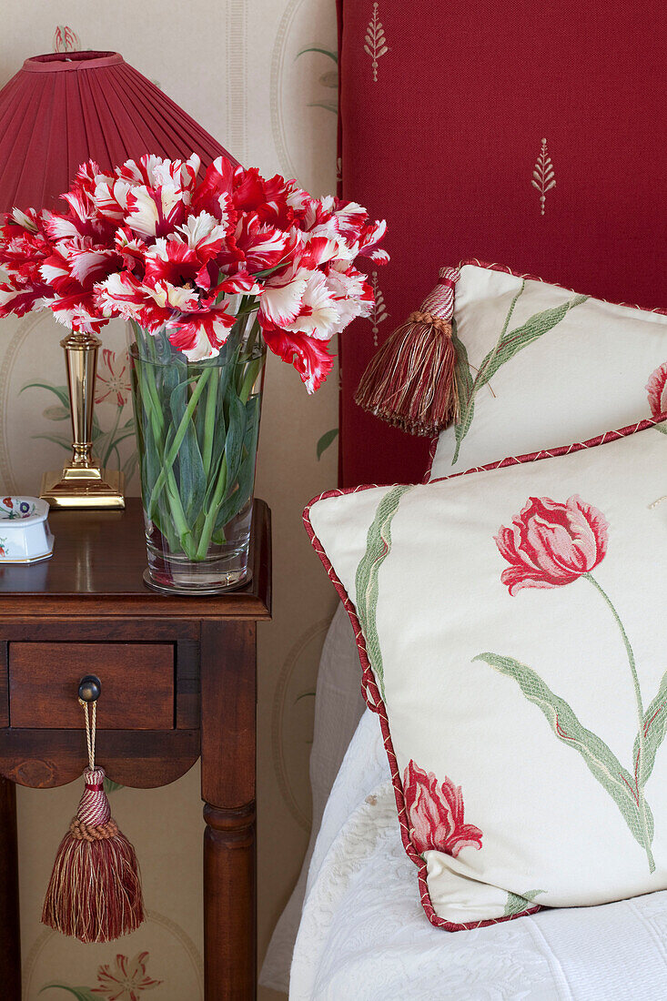 Schlafzimmer mit Schnittblumen und gemustertem Tulpenstoff in Epsom home Surrey UK