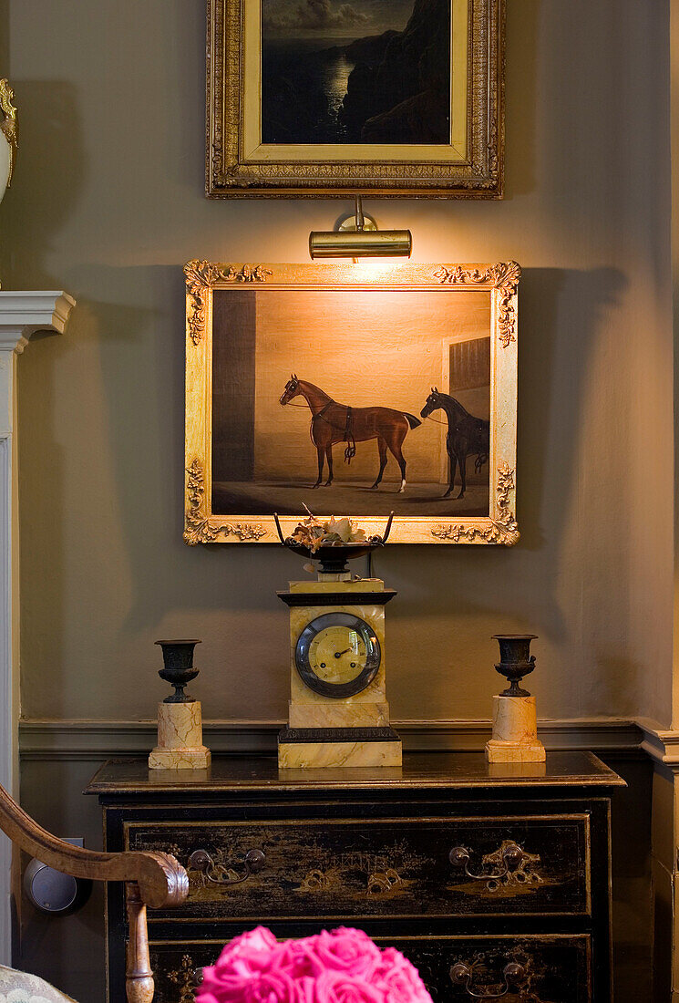 Lichtbild und Ölgemälde eines Pferdes in einem Haus in Epsom, Surrey, Großbritannien