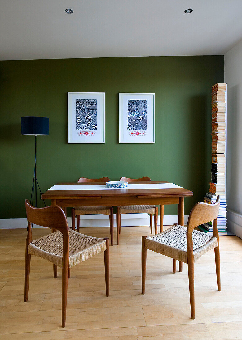Dänischer Esstisch und Stühle aus den 1950er Jahren in einem Haus in London (UK)