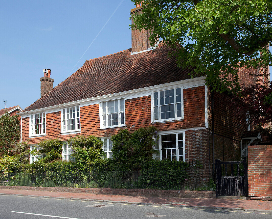 Ziegelsteinfassade mit Ziegeldach und Schornstein eines Hauses in East Sussex, England, Vereinigtes Königreich