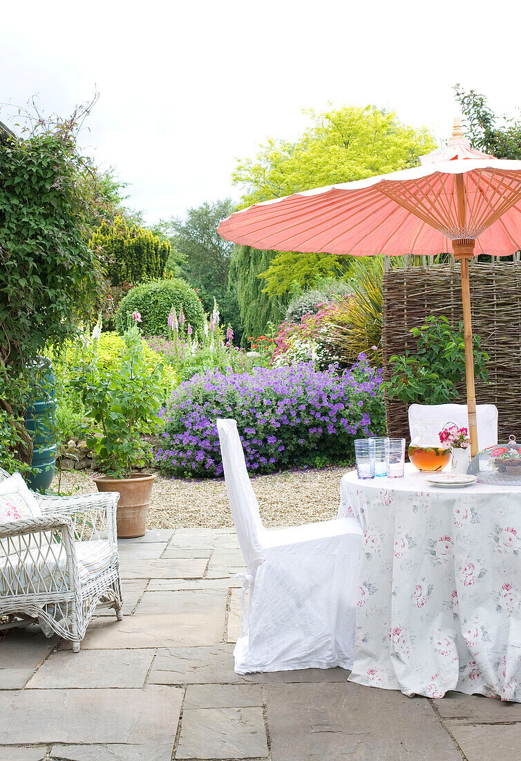 Gartenmöbel mit Sonnenschirm in einem Garten in Kent UK