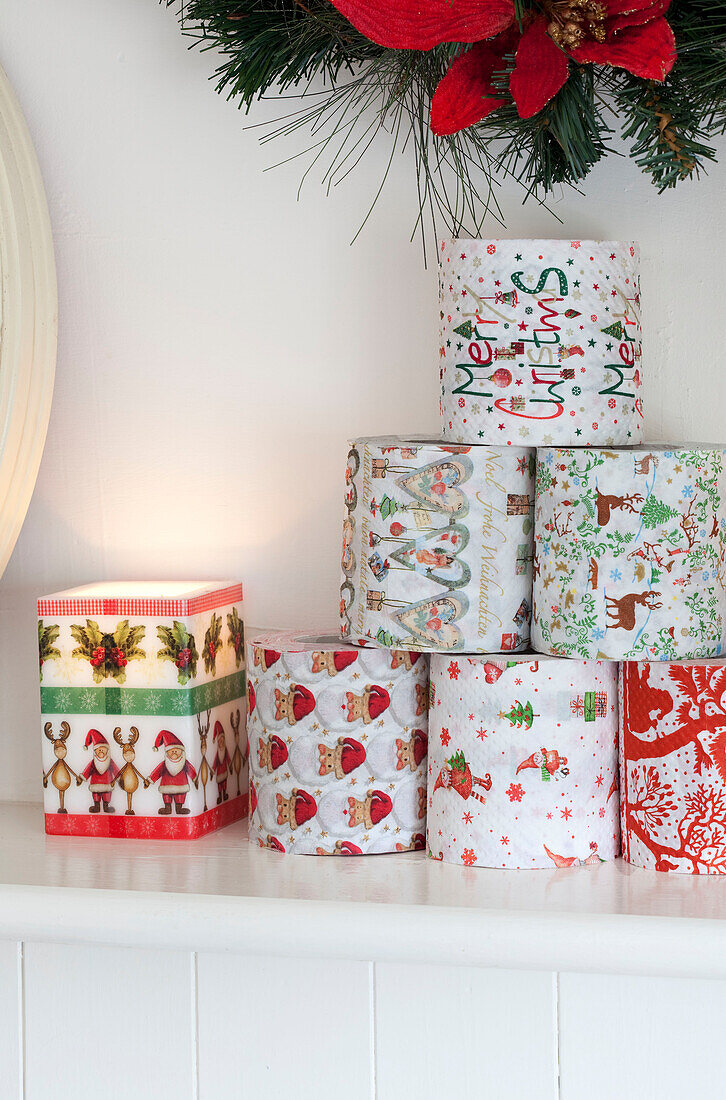 Dekoratives Weihnachts-Toilettenpapier in einem Haus in Sussex, Großbritannien