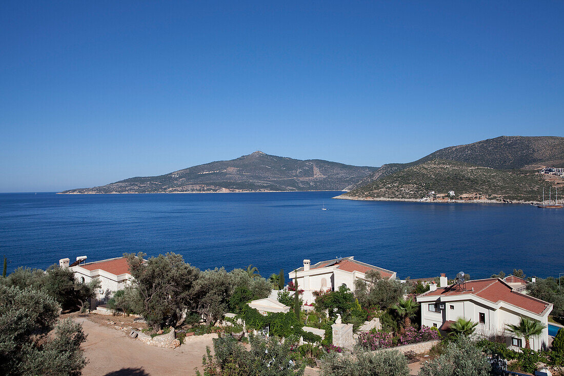 Blick auf das Meer und die Dächer einer Ferienvilla, Republik Türkei
