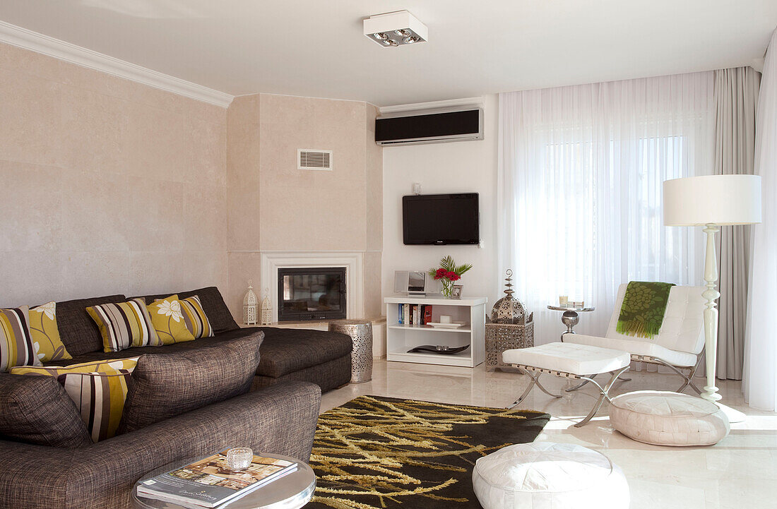 Modernes Wohnzimmer mit gemusterten Kissen in einer Ferienvilla in der Türkei