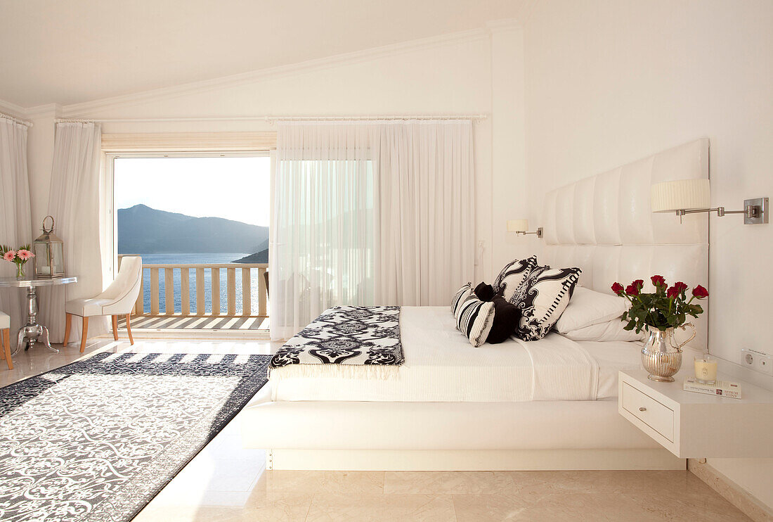 Geräumiges Schlafzimmer mit Blick durch eine Schiebetür auf das Mittelmeer, Ferienvilla, Republik Türkei