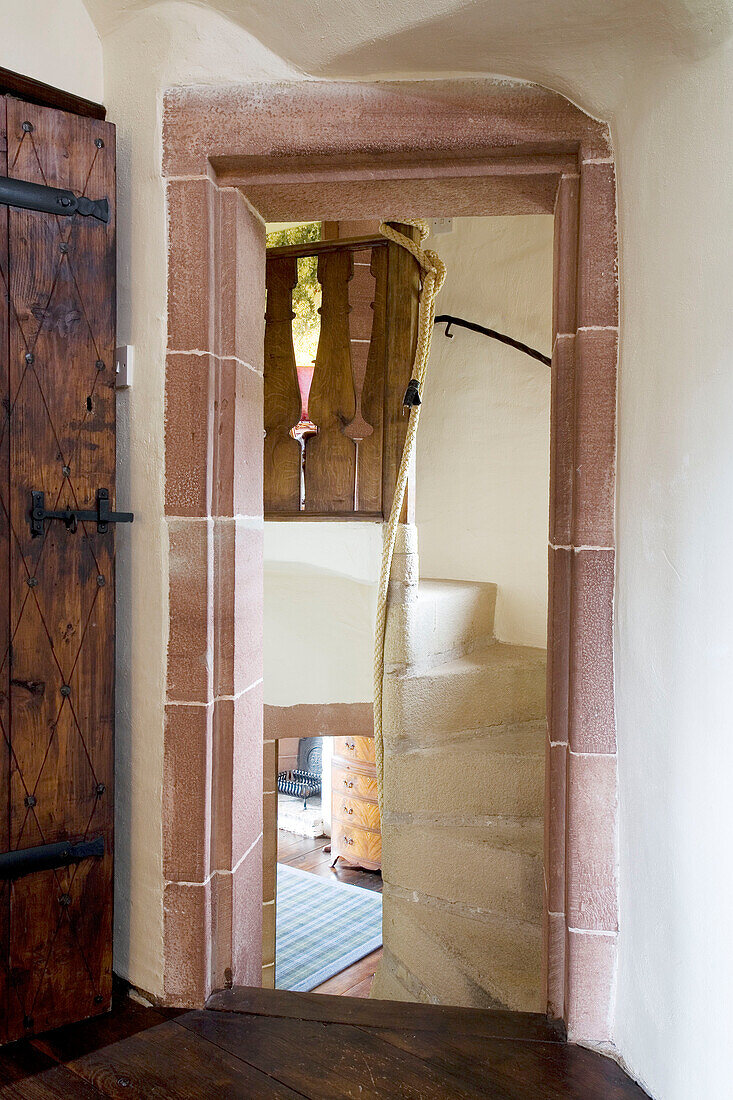 Blick durch die Tür zu einer Treppe in einem schottischen Haus, UK