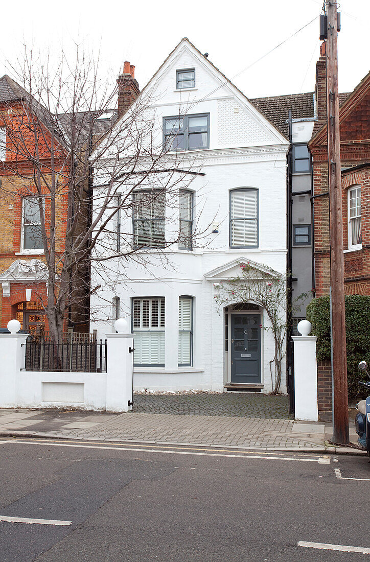 Weiß gestrichenes Londoner Stadthaus und Auffahrt von der Straße aus, UK