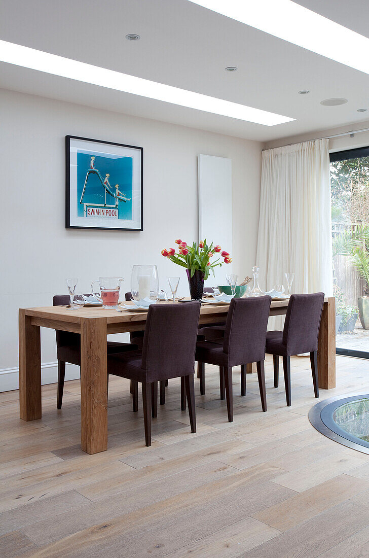 Braune Esszimmerstühle am Tisch im Anbau eines Londoner Hauses, UK