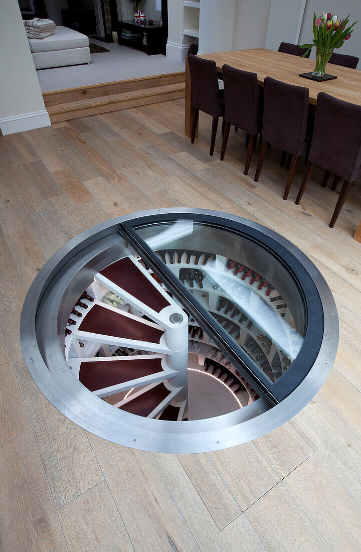 Unterflur-Stauraumlösung in einem modernen Londoner Haus, UK