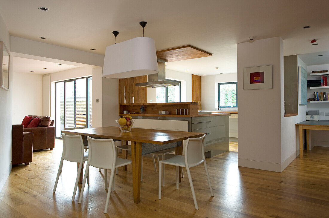Tisch für sechs Personen in einem offenen Wohnbereich in einem Londoner Haus, England, UK