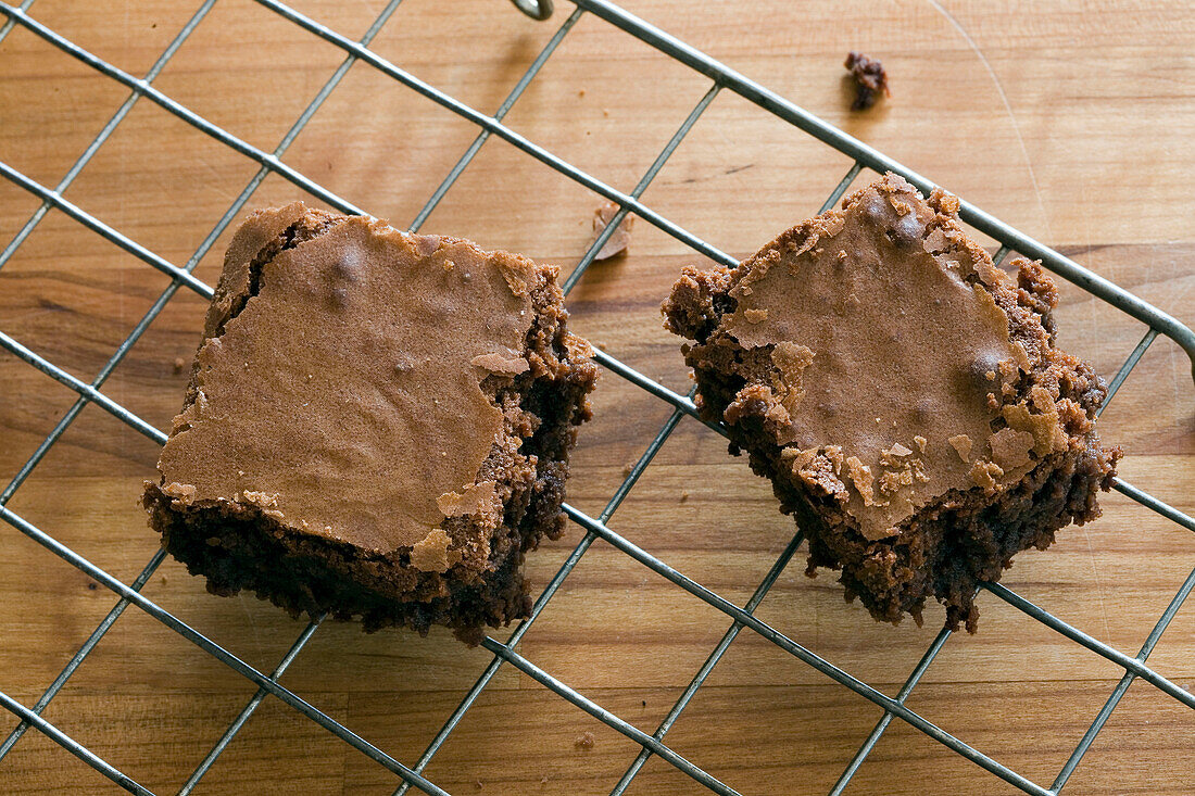 Zwei Schokoladen-Brownies auf einem Kühlblech in einem Londoner Haus, England, UK