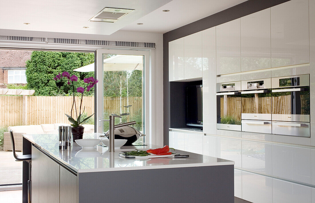 Moderne graue Küche in einem Haus in Newmarket, Suffolk UK