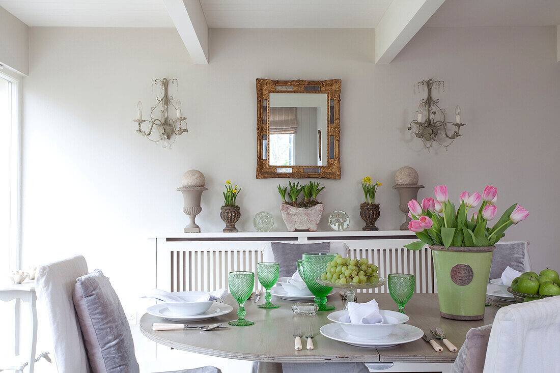 Tisch mit Tulpen in einem Esszimmer in Sussex UK