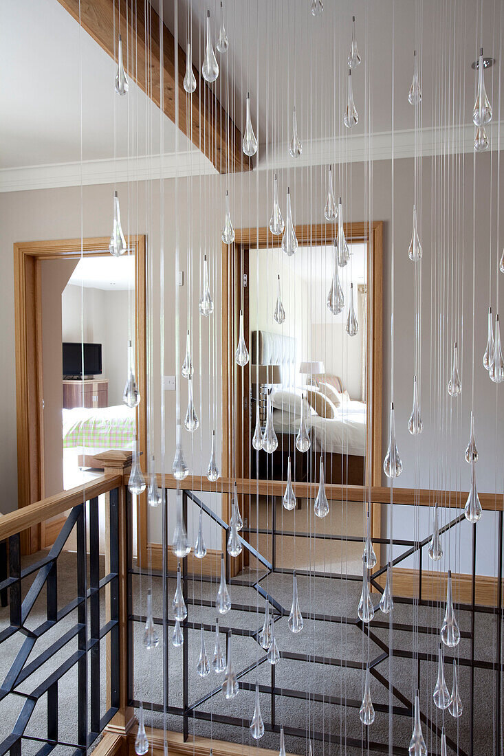 Glastropfen-Mobile hängt im Treppenhaus eines Hauses in Cotswold, Großbritannien