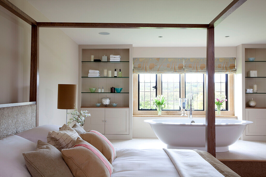 Himmelbett mit Bad en suite in einem Haus in den Cotswolds UK