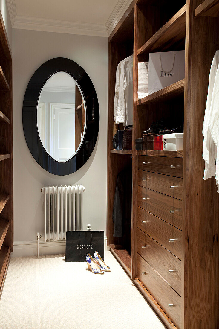 Ovaler Spiegel im Ankleidezimmer eines Hauses in Suffolk UK