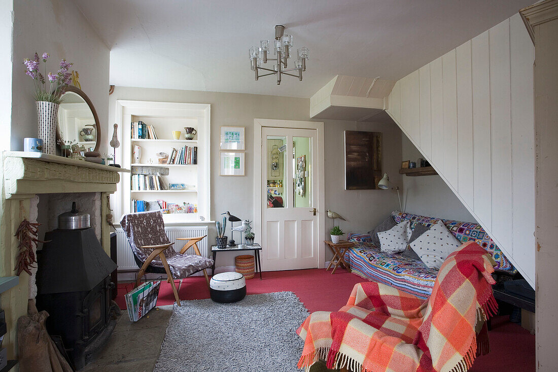 Wohnzimmer mit Holzofen in einem Haus in Rye, East Sussex, England, UK