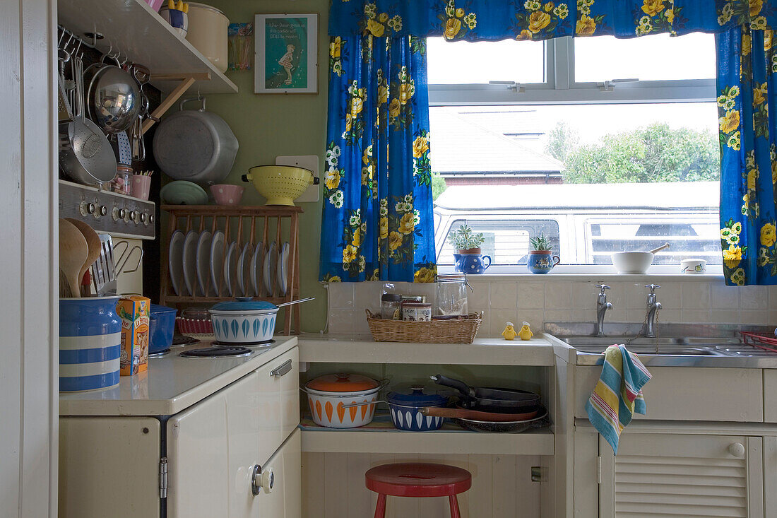 Küchendetail mit blauen und gelben geblümten Vorhängen in einem Haus in Rye, East Sussex, England, UK