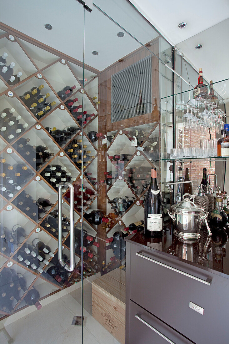 Weinregal mit Eiskübel auf Anrichte in modernem Londoner Stadthaus, UK