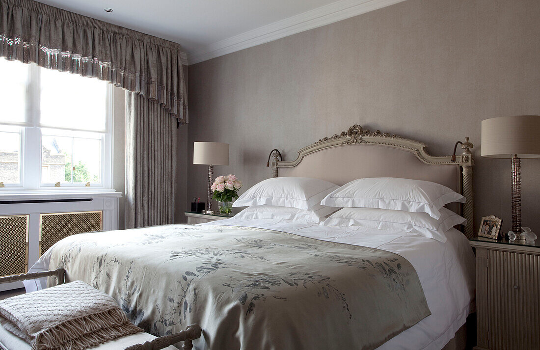 Neutrales Schlafzimmer mit Bettdecke mit Blattmotiv in einem modernen Stadthaus in London, UK
