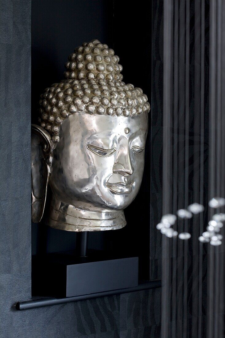 Silberner Buddhakopf in einer Nische eines modernen Londoner Stadthauses, UK