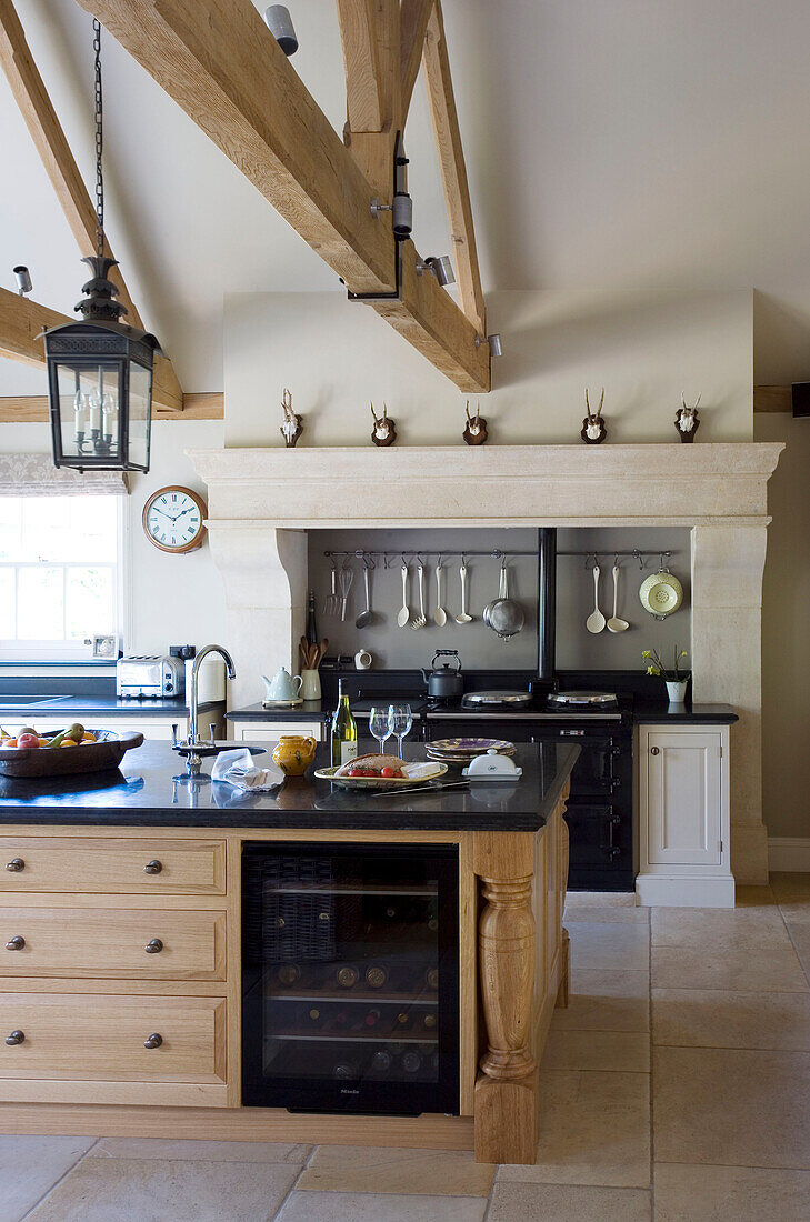Holzbalkendecke in der Küche eines Hauses in Surrey