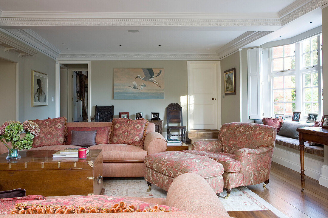 Dreiteilige rosa Garnitur und Reisetruhe in einem Haus in Surrey, Großbritannien