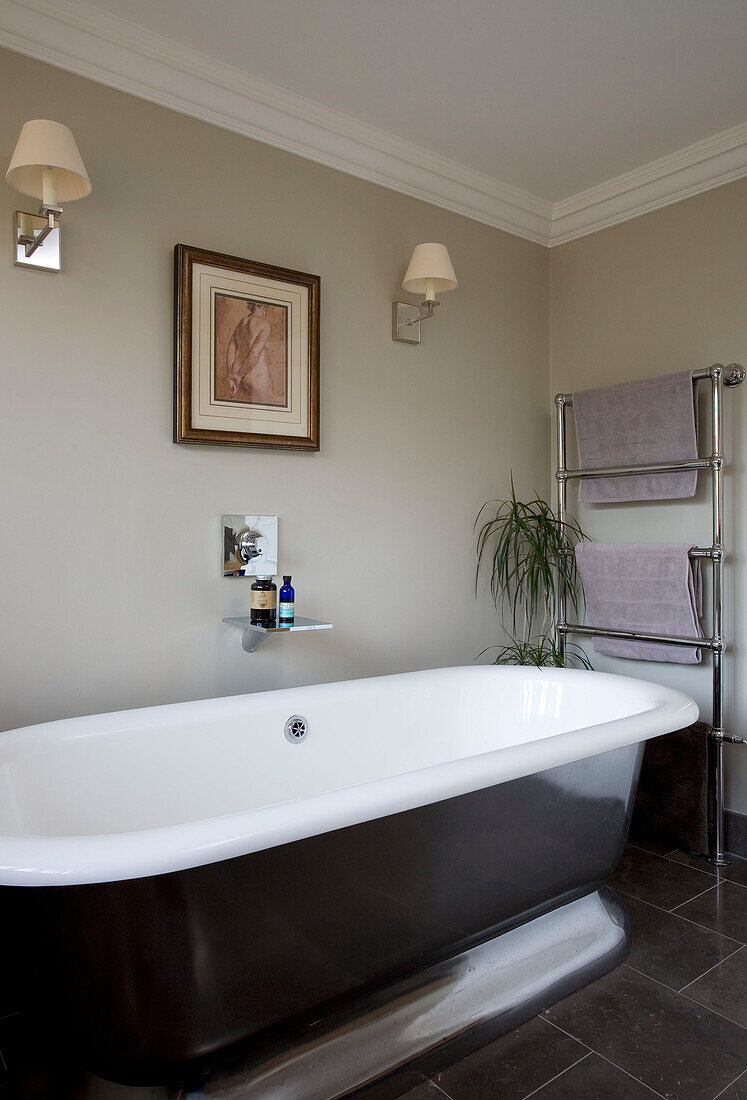 Freistehende Badewanne in einem Haus in Surrey