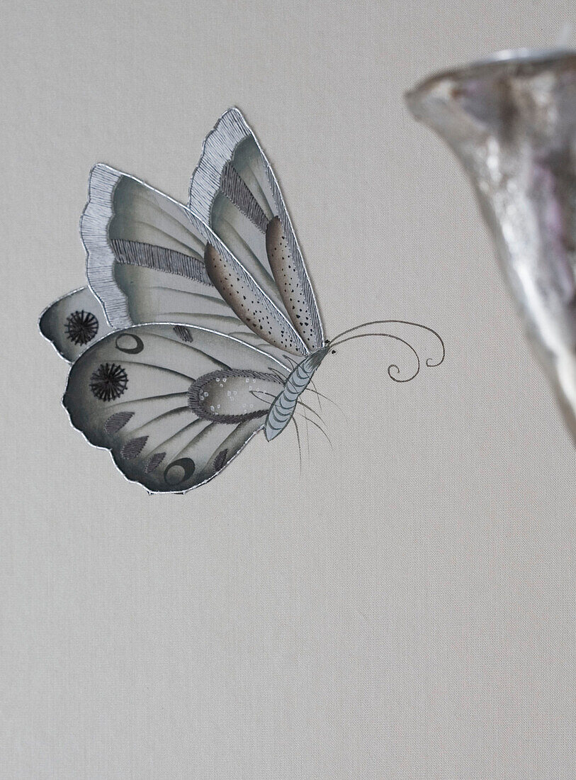 Silbernes Schmetterlingsdetail an der Wand eines zeitgenössischen Londoner Stadthauses, England, UK