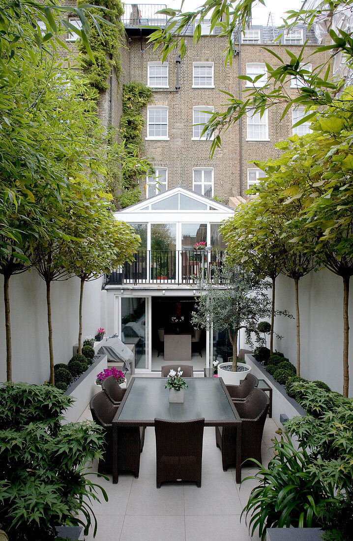 Tisch für sechs Personen in der Gartenerweiterung eines Londoner Stadthauses