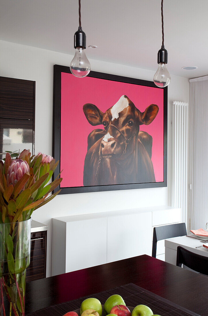 Kunstwerk einer Kuh im Geschirr im Esszimmer eines modernen Hauses, Hove, East Sussex, England, UK