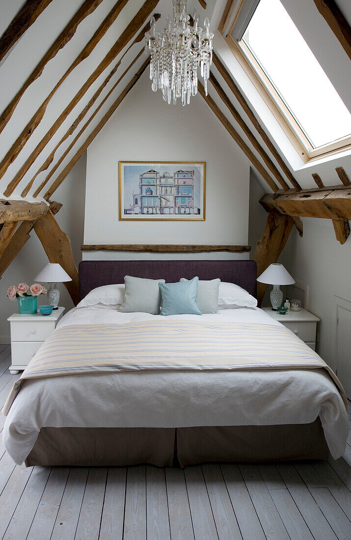 Kronleuchter über dem Bett im ausgebauten Dachgeschoss Sussex