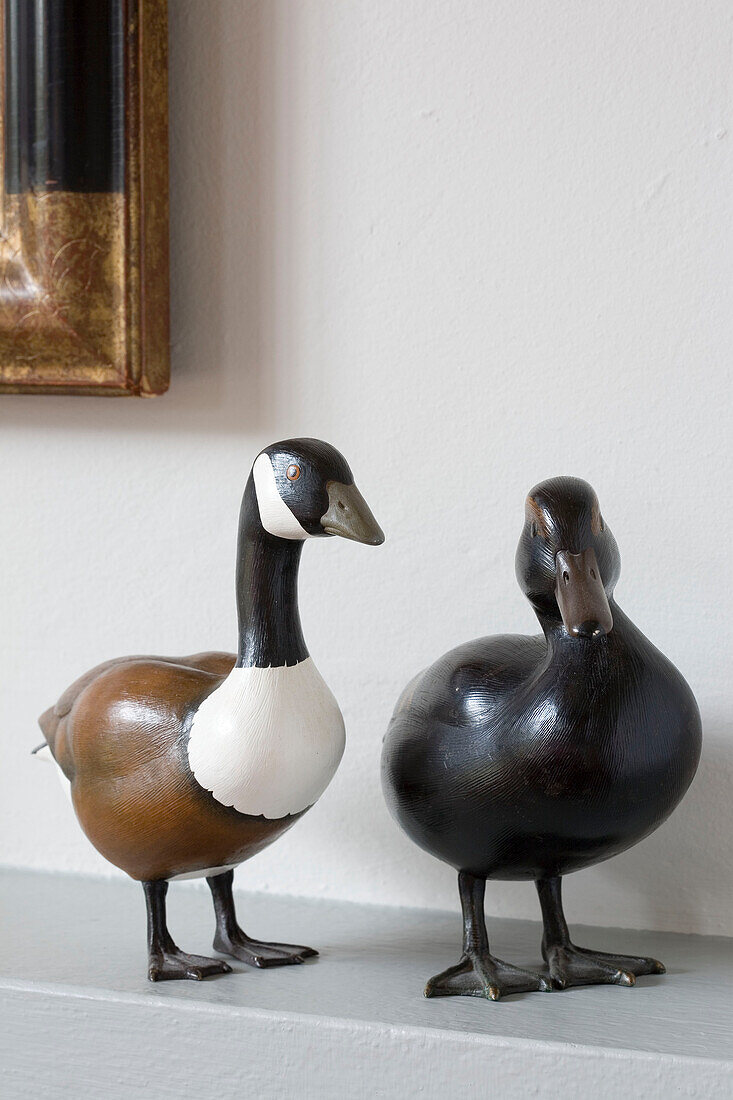 Zwei Entenfiguren in einem Haus in Sussex