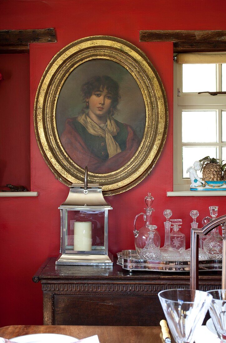 Ovales Ölgemälde über hölzernem Sideboard in Esszimmer in Kent, England, UK