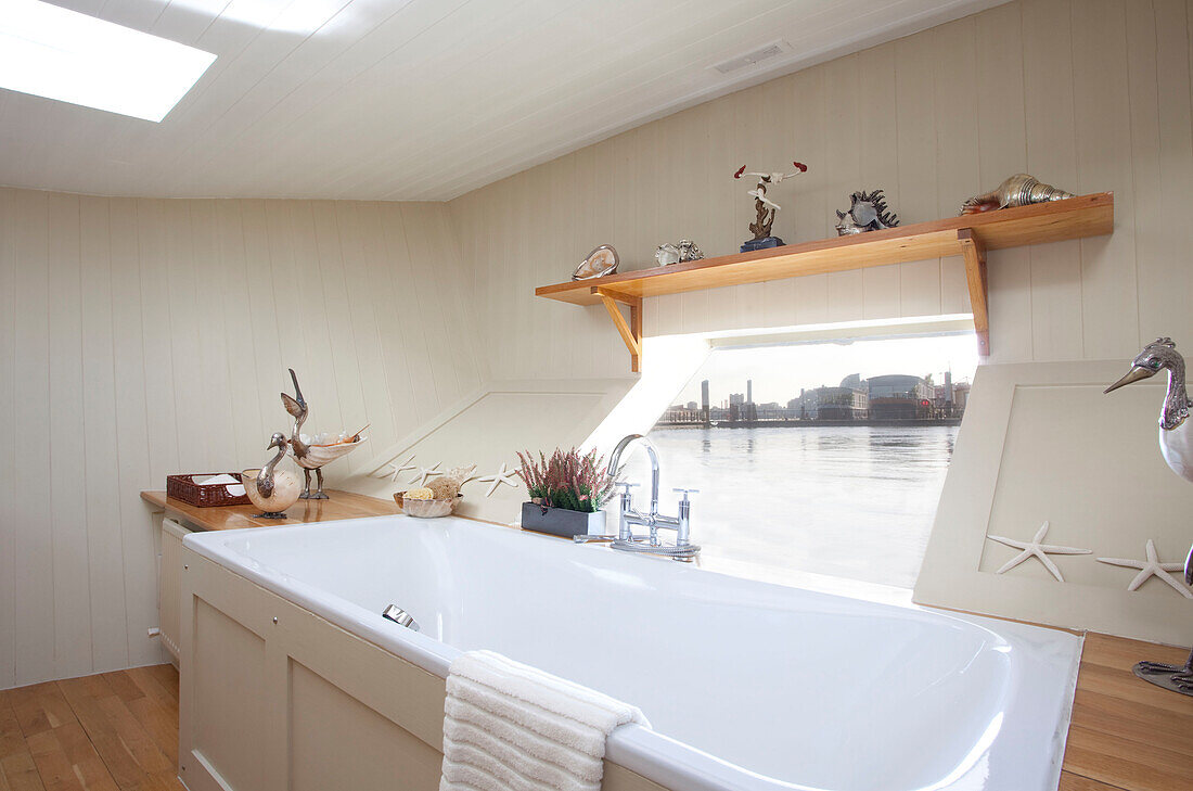Badewanne am Fenster mit Blick auf die Themse