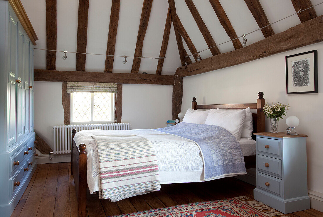 Holzbett mit Decken in einem Fachwerkhaus in Kent England