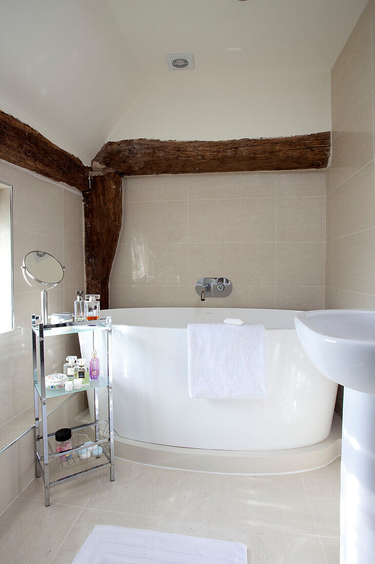 Freistehende Badewanne mit Metallregal in einem Haus mit Holzrahmen in Kent, England