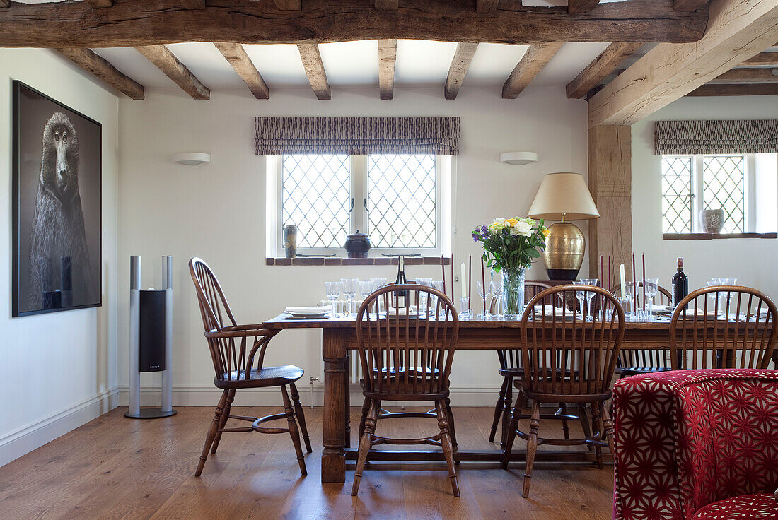 Holztisch und -stühle im Esszimmer mit Balkendecke in einem Haus in Kent, Großbritannien
