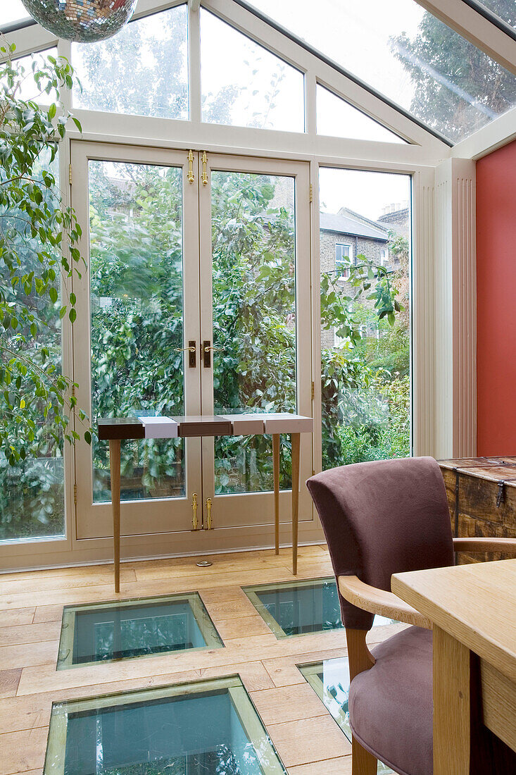Wintergarten-Detail mit doppelten Terrassentüren und Glaspaneelen im Boden, Haus in London, England, UK