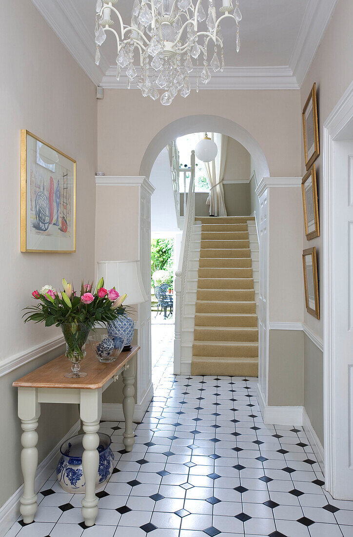 Gewölbter Eingangsflur in einem klassischen Haus in Tyne & Wear, England, UK
