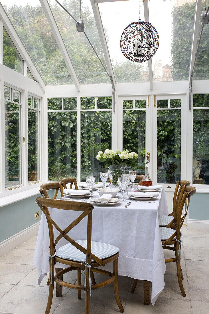 Tisch für sechs Personen im Wintergartenanbau eines klassischen Hauses in Tyne & Wear, England, Vereinigtes Königreich