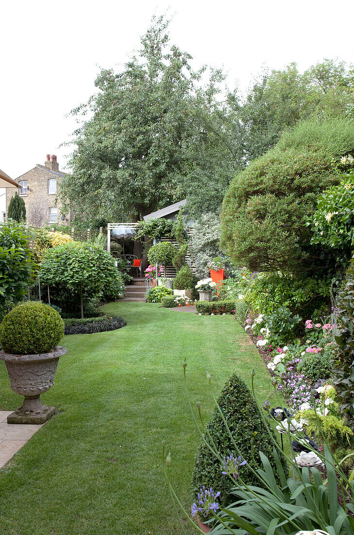 Hinterer Garten eines Hauses in London, UK