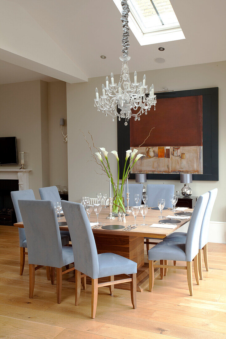 Tisch für acht Personen in der Esszimmererweiterung eines klassischen Londoner Stadthauses, UK
