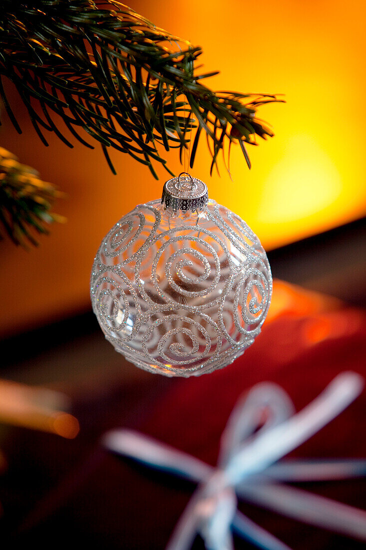 Weiße Glitzerkugeln hängen am Weihnachtsbaum in einem Haus in London, UK