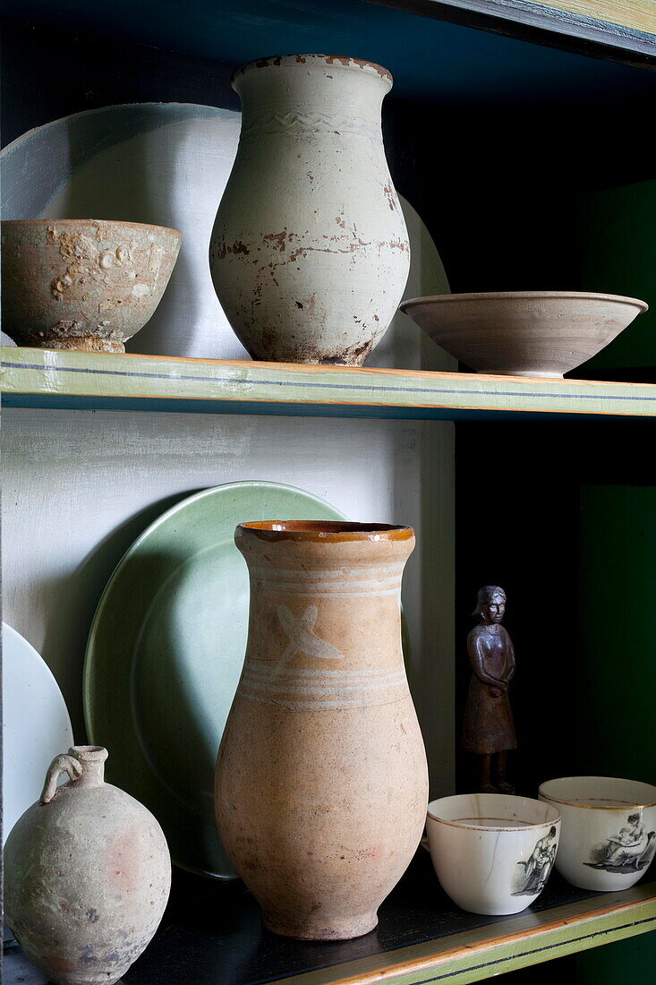 Sortiment von Vasen und Schalen auf Regalen in einem Londoner Haus, England UK