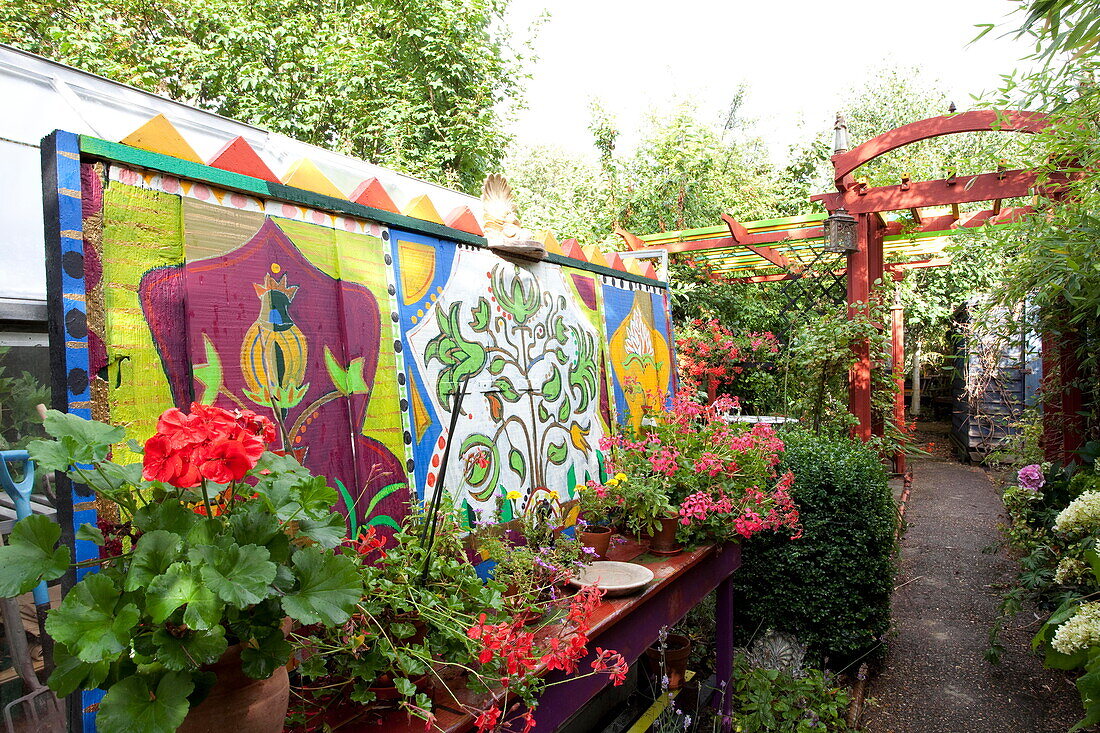 Handgemaltes Kunstwerk und Pergola im Garten eines Londoner Hauses England UK
