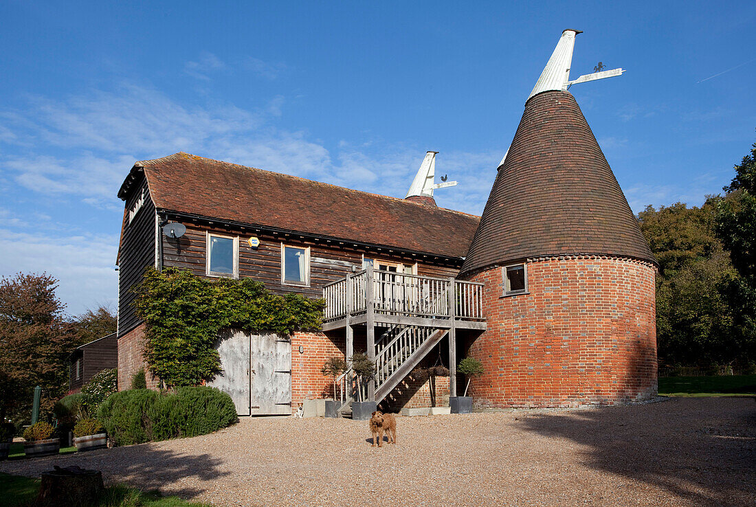 Kegelförmiges Backsteinhaus mit Schotterauffahrt in Kent England UK