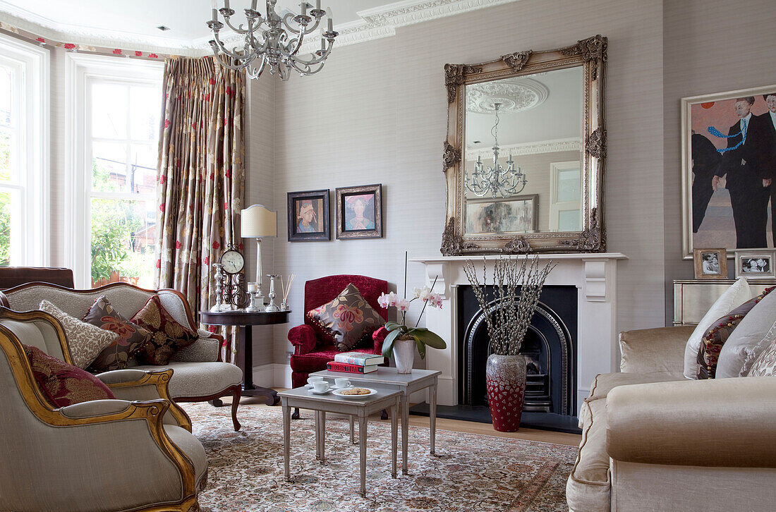 Silbergerahmter Spiegel auf Kaminsims mit Vintage-Möbeln in einem Haus in London, UK